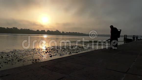 在斯隆莫的日落时分天使沿着德尼伯河岸快乐地漫步视频的预览图