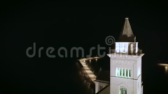 4k空降夜航空无人机拍摄的天主教会港口背景视频的预览图