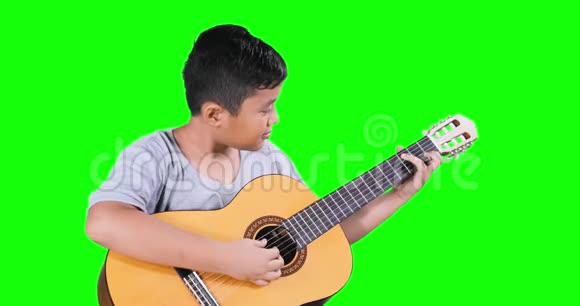 可爱的男孩学弹吉他视频的预览图