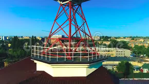 电信塔与蜂窝天线在城市的一个居民区射击视频的预览图