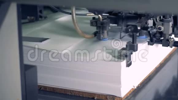 工业机器正在高速取代纸张视频的预览图