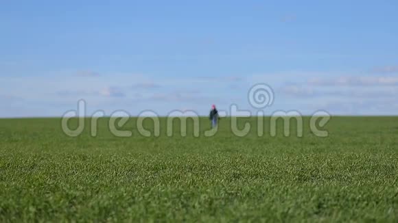 女孩在草地上奔跑视频的预览图