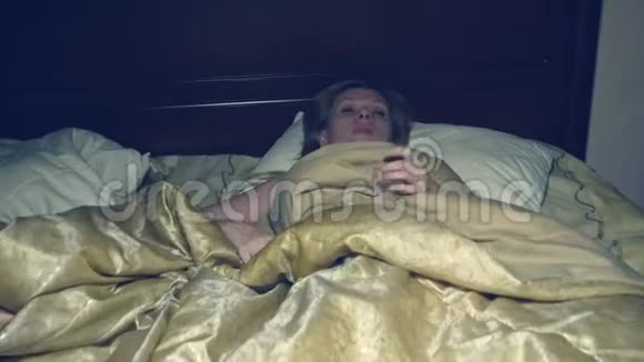 恐怖可怕的是女孩晚上在床上醒来逃离了她的调查员视频的预览图