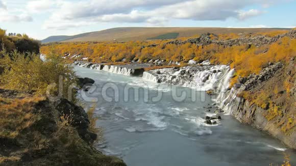 冰岛有著名的风景如画的瀑布的山谷视频的预览图
