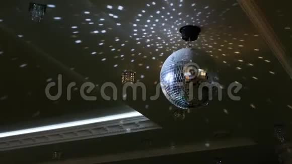 银镜迪斯科舞会在餐厅旋转视频的预览图