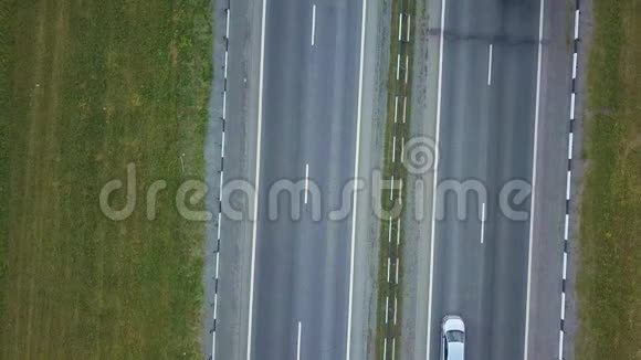 夏季公园地带中部几条平行道路的鸟瞰图无人驾驶飞机在公路上空飞行视频的预览图