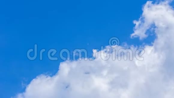 白云在晴朗的蓝天上移动视频的预览图