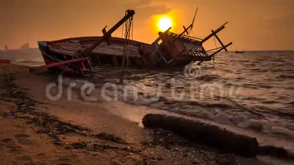 日落时分在芭堤雅海滩附近的沉船海滩上有塑料垃圾或垃圾视频的预览图