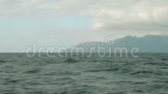 早上可以看到特内里费岛上的云层和海上的石油钻井平台视频的预览图