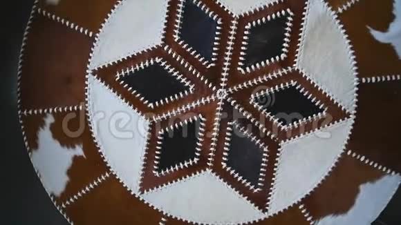 由牛皮制成的圆形地毯视频的预览图