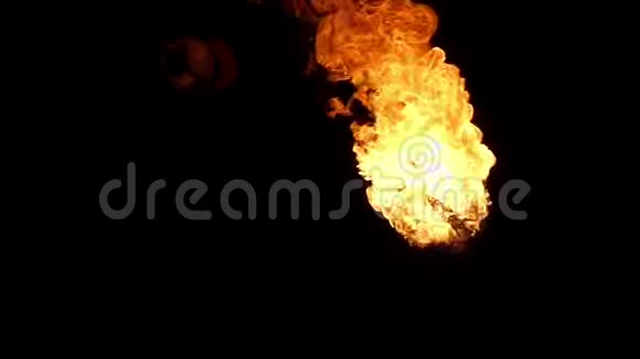两个点燃的球被一个魔术师在深夜以慢动作扭曲视频的预览图