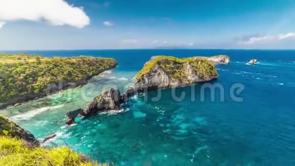 令人惊叹的自然美景和独特形状的海滩阿图努沙佩尼达印度尼西亚视频的预览图