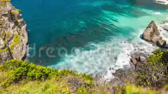 从悬崖到印度尼西亚巴厘岛努沙佩尼达岛隐藏的白色阿图海滩的时间推移视图视频的预览图