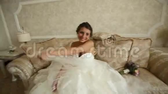 有趣的快乐新娘视频的预览图
