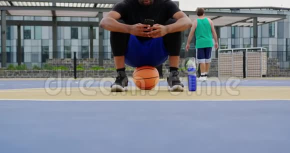 篮球运动员使用手机4k视频的预览图