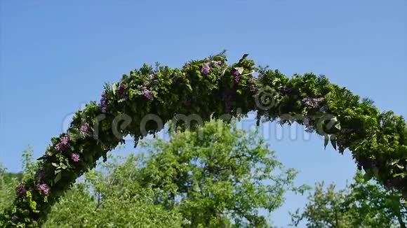 天空背景上紫丁香的花式婚礼拱门视频的预览图