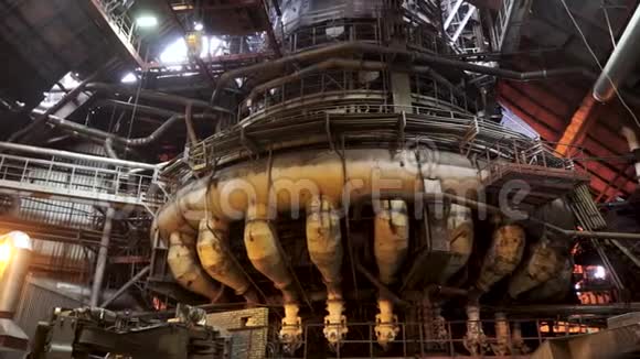 临近冶金厂配电节点重工业概念巨型金属熔化机视频的预览图