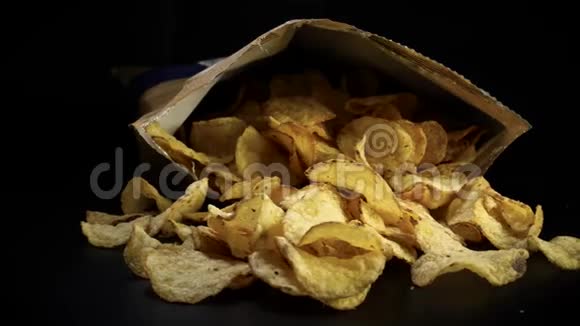 手工采摘美味的薯片垃圾食品视频的预览图