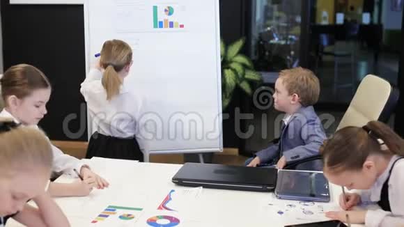 办公室里的孩子和同事在一个现代化的办公室里当着孩子们的面说话视频的预览图