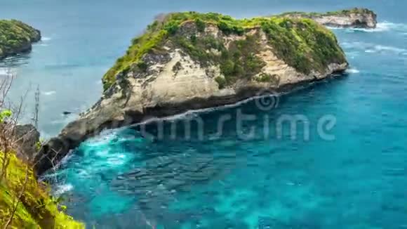 印度尼西亚巴厘NusaPenida岛Atuh海滩岩石的延时特写视频的预览图