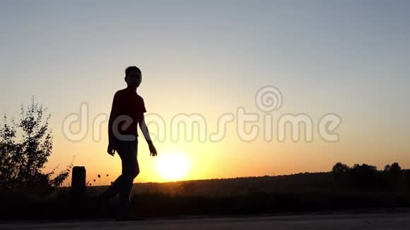 小男孩沿着野湖畔漫步秋日夕阳西下斯隆莫视频的预览图