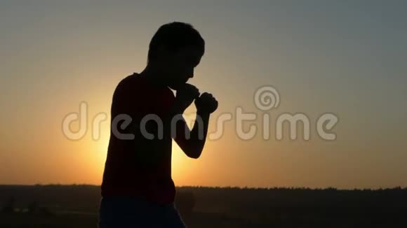 小男孩列车系列拳击吹在一个辉煌的日落在斯隆莫视频的预览图