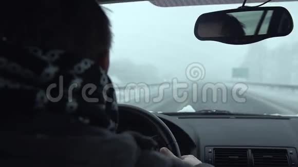 在白雪皑皑的雾天开车视频的预览图