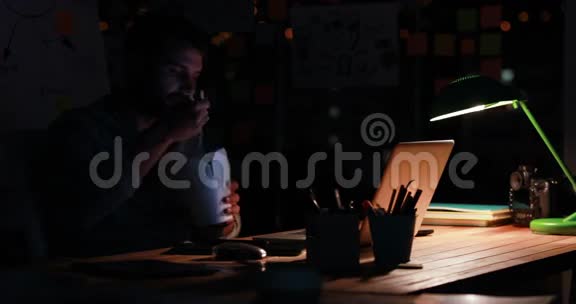休闲商人晚上吃面条视频的预览图