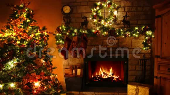 在温馨的圣诞树新年装饰诺尔房里四K的柴火火焰燃烧的壁炉回路令人惊叹视频的预览图