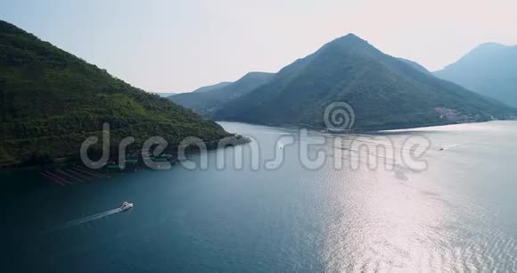 日落时从佩拉斯镇到博科科托尔湾的鸟瞰图黑山视频的预览图