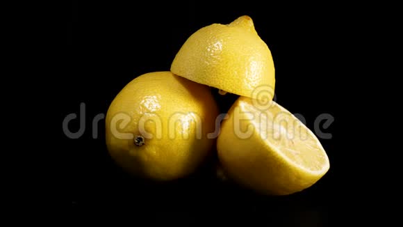 新鲜柠檬在黑色背景下旋转视频的预览图