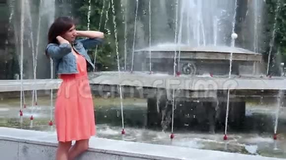 穿粉色裙子和喷泉的女孩视频的预览图