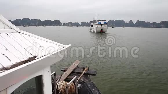 越南海龙湾乘龙船沿海湾旅行视频的预览图