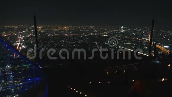 晚上人们在马哈纳洪国王大厦屋顶上的时间流逝视频的预览图