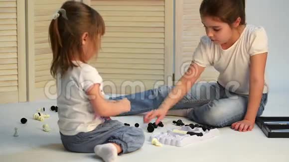 儿童下棋视频的预览图