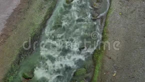 中世纪古堡的老溪边有绿水视频的预览图