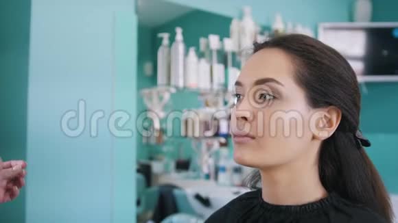 专业化妆师用黑色眼线化妆视频的预览图