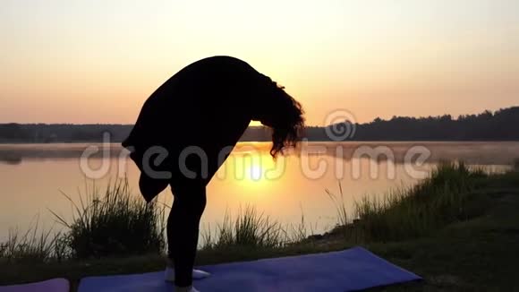 秋天两个女人在湖岸上弯腰驼背视频的预览图