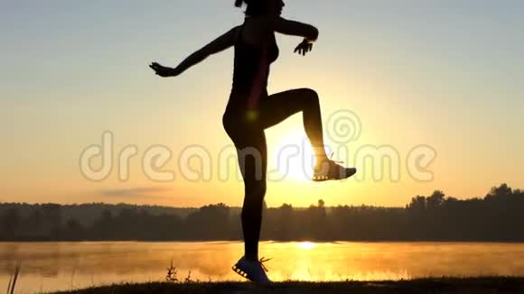 苗条的女人在日落时做健身设施视频的预览图
