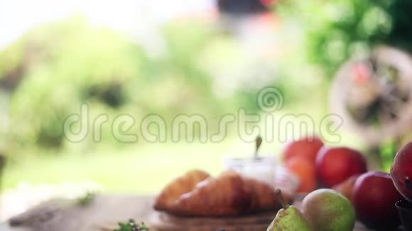 早餐在桌子上牛角面包和水果视频的预览图