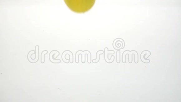 两片柠檬滴入水中白色背景慢动作视频的预览图