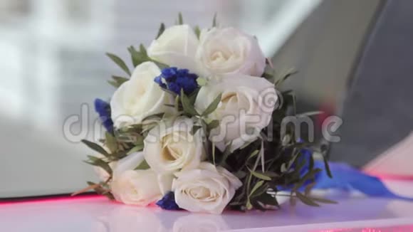 一束鲜花在运动中射击婚礼日视频的预览图