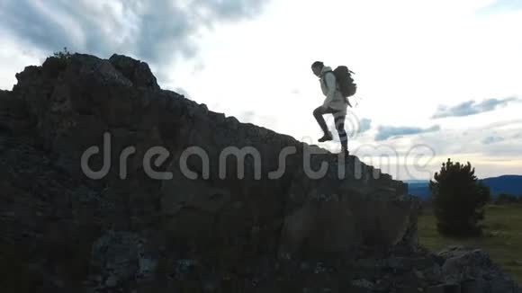 徒步旅行和旅行女人去山顶视频的预览图