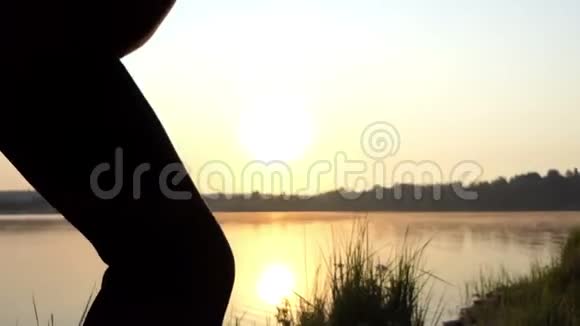 两个女孩在湖边日落时做蹲视频的预览图