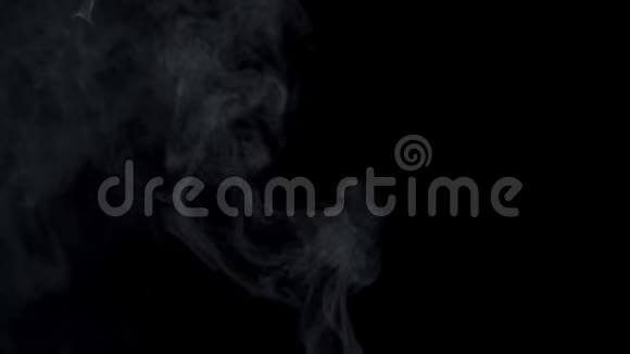 黑色背景下烟雾的抽象镜头慢镜头视频的预览图