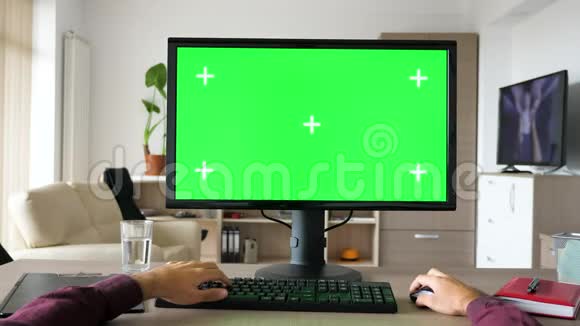 第一人称视图人手打字电脑键盘与大绿色屏幕色度模拟视频的预览图