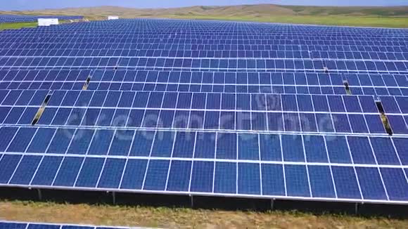 太阳能发电厂美丽乡村景观清洁能源电池板的空中横向运动视图视频的预览图