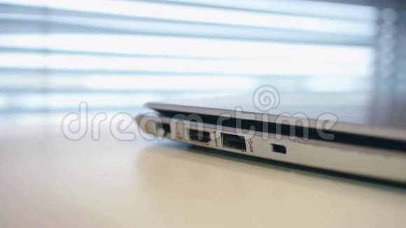 USB插头到笔记本电脑视频的预览图