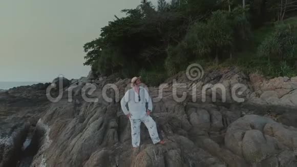 泰国日落海滩上的白衣男子视频的预览图