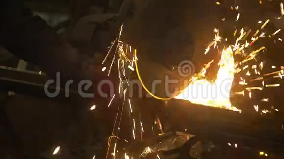 锯开的金属锯很大视频的预览图